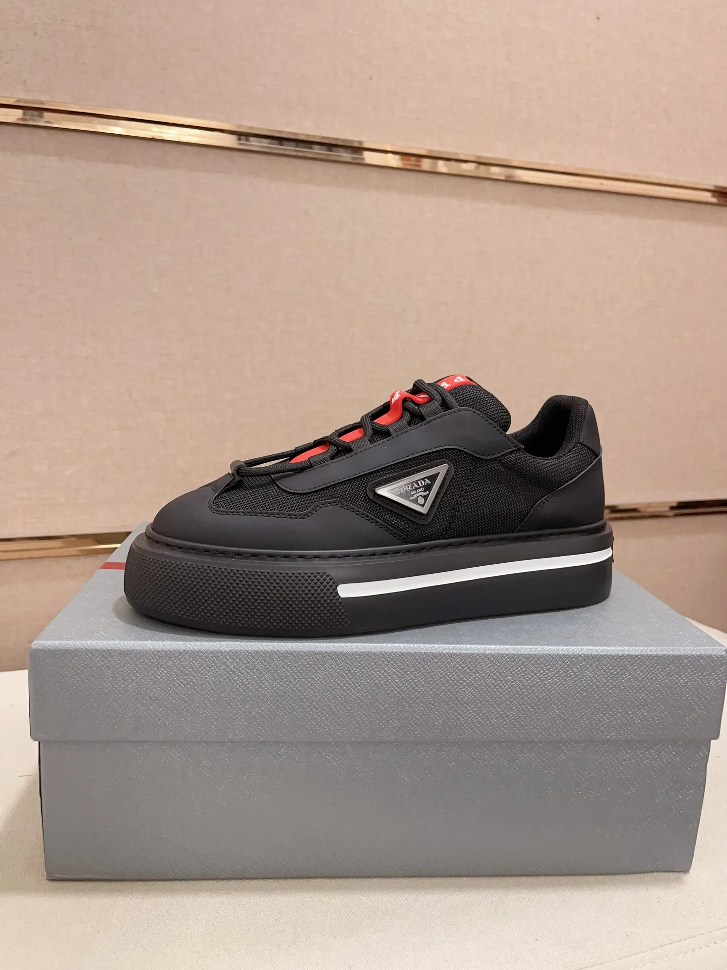Men's shoes 💰 580💰 ✔️✔️✔️High-quality new PRADA counters are launched at the same time. The new men's shoes and 😘fabrics are selected from first-layer cowhide and are made by pure handicrafts. Lining: Full cowhide lining. 👍🏿 High-end ☄️ air-cushion molded anti-slip rubber outsole, exquisite lines, simple and elegant, comfortable and high-end for leisure travel. Code number: 38 to 44